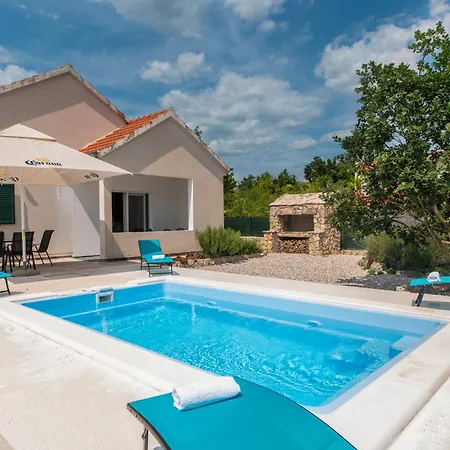 Dalmatina بيت للعطل